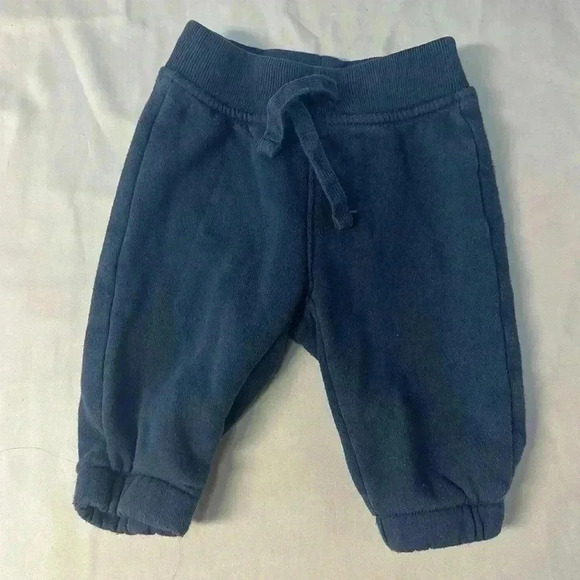 GAP - 2 piece baby set - T-shirt and joggers Size 0-3 months - Picture 5 of 7